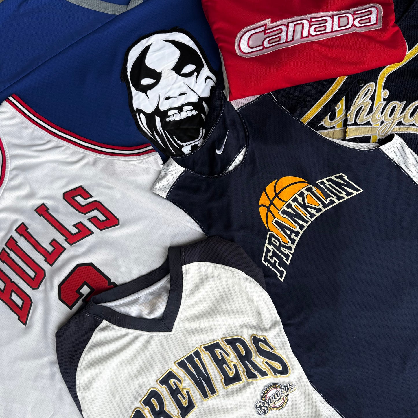 30x SPORT JERSEYS MIX – NBA, NFL & FOOTBALL GRADE A/B